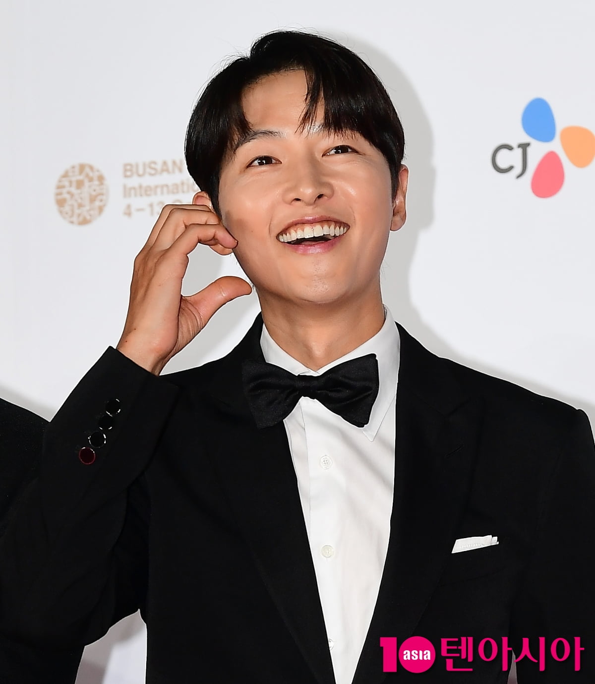 Chow Yun-fat, 'the majesty of a man', Song Joong-ki, 'infatuated with hearts', and Jang Won-seok, 'baggage man-to-be'