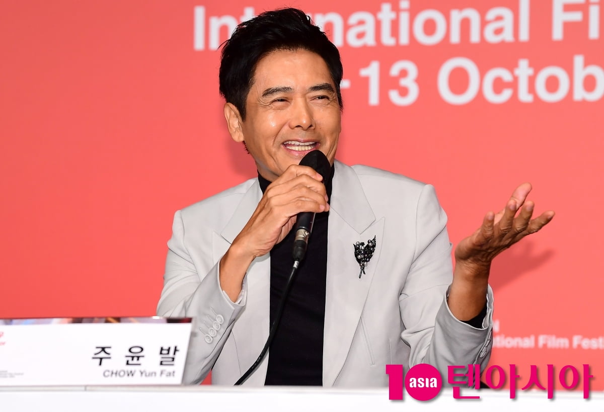 Laughed off death rumors and donated 810 billion won... Chow Yun-Fat, '亞 tagger' pleasant dignity [28th BIFF]