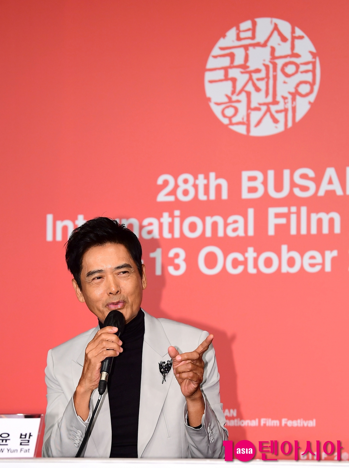 Laughed off death rumors and donated 810 billion won... Chow Yun-Fat, '亞 tagger' pleasant dignity [28th BIFF]