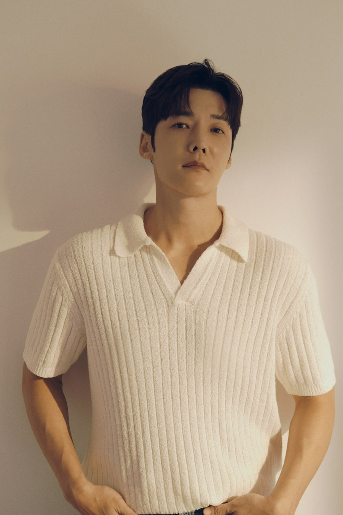 Actor Choi Jin-hyuk signs an exclusive contract with the new workaholic entertainment company