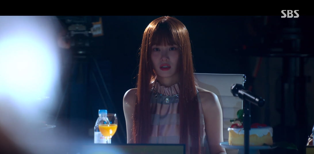 Lee Yoo-bi looks gorgeous in a 2.8 million won dress