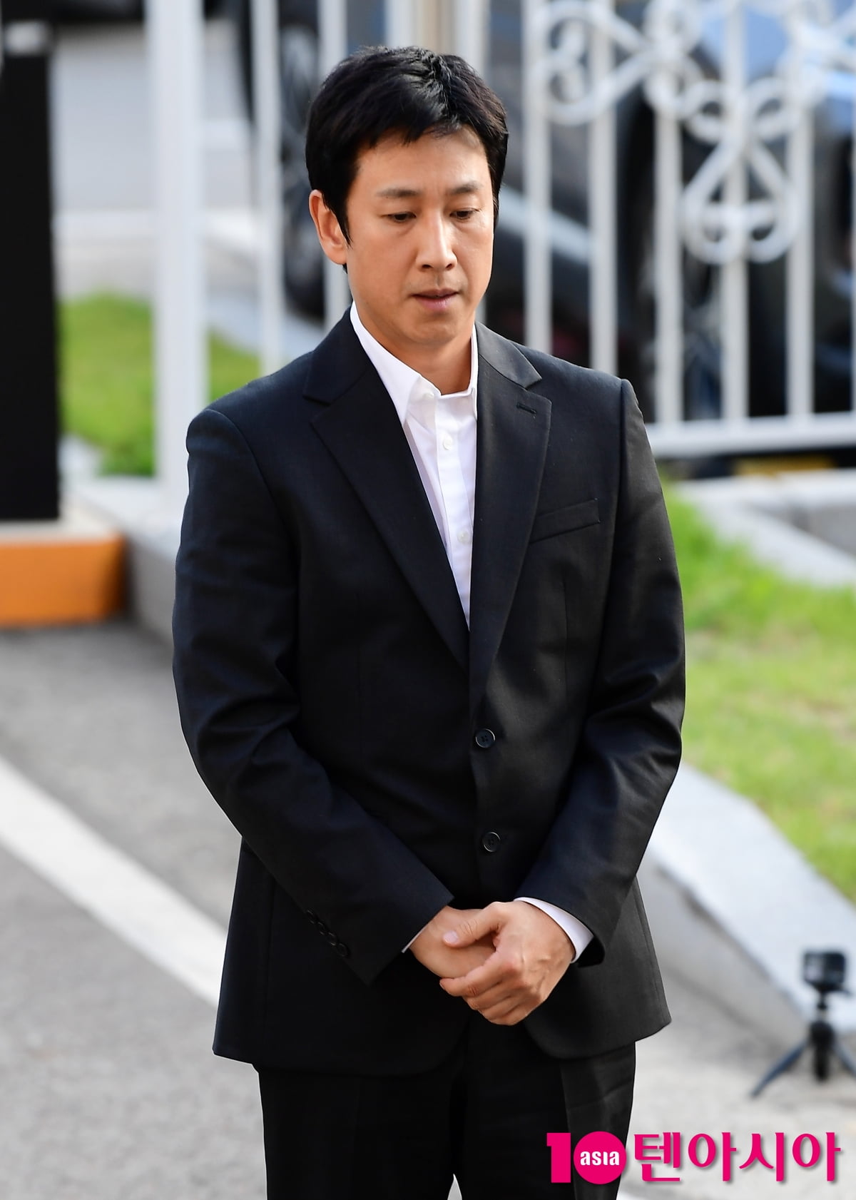 Lee Sun-gyun returns home after one hour of police investigation, "I already submitted my cell phone, I'm sorry for disappointing you."