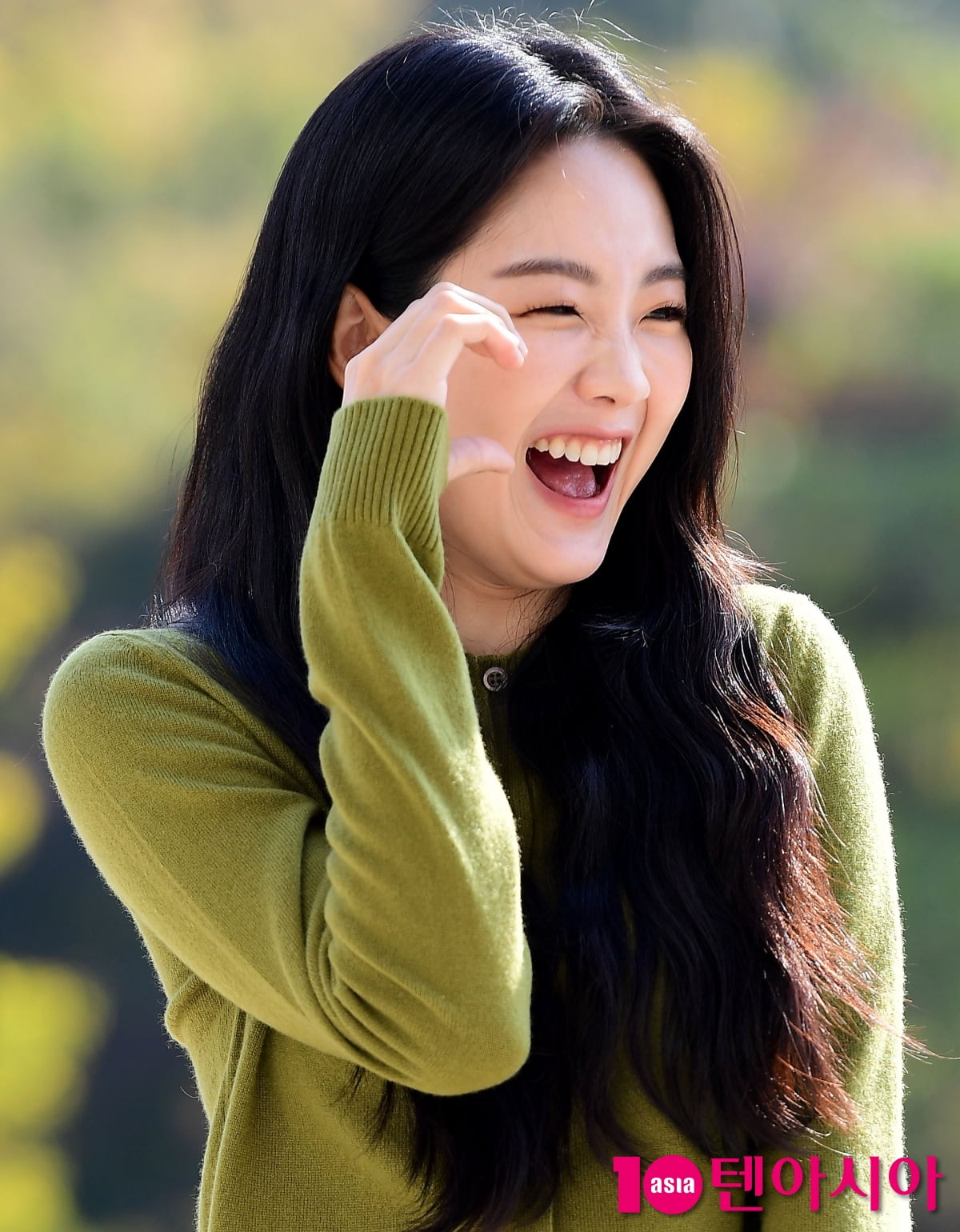 Cho Yi-hyun, a smile that makes even autumn leaves jealous....fresh and lively 