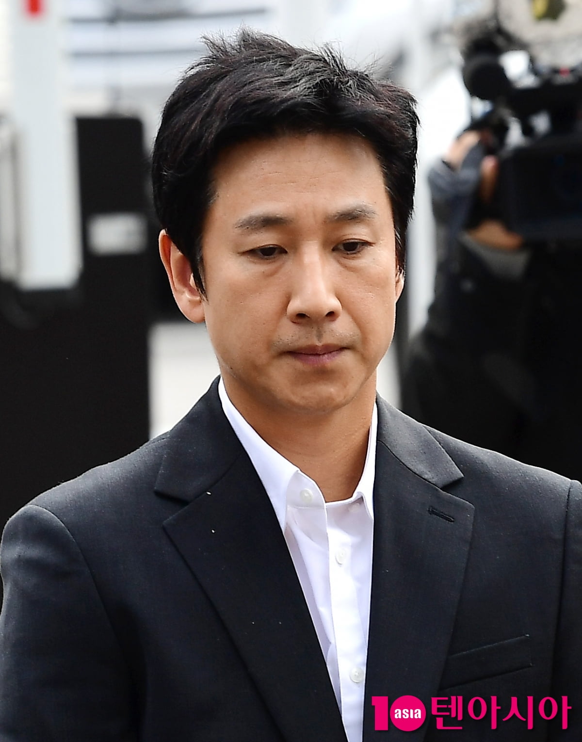 Lee Sun-gyun re-appears at police on suspicion of drug use... Just one week
