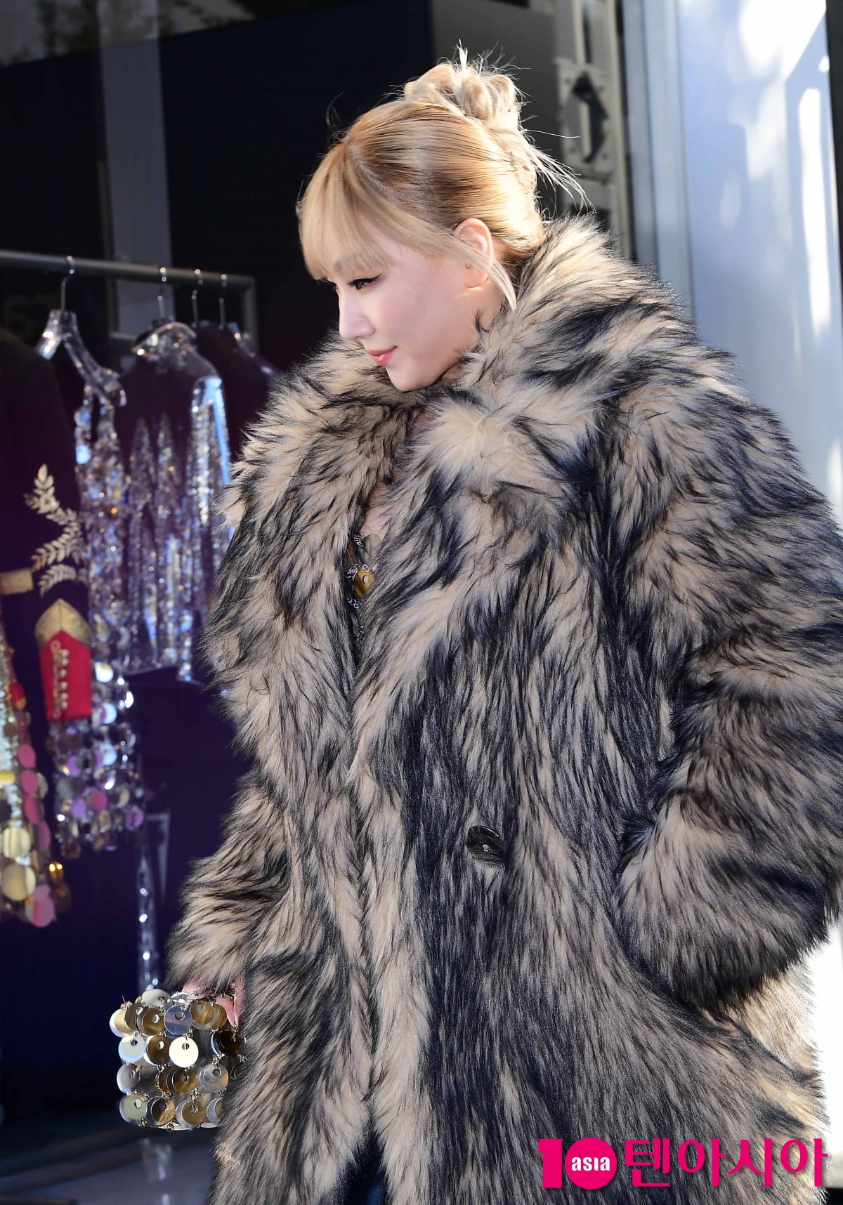 CL, sexy metal dress between fur coats 