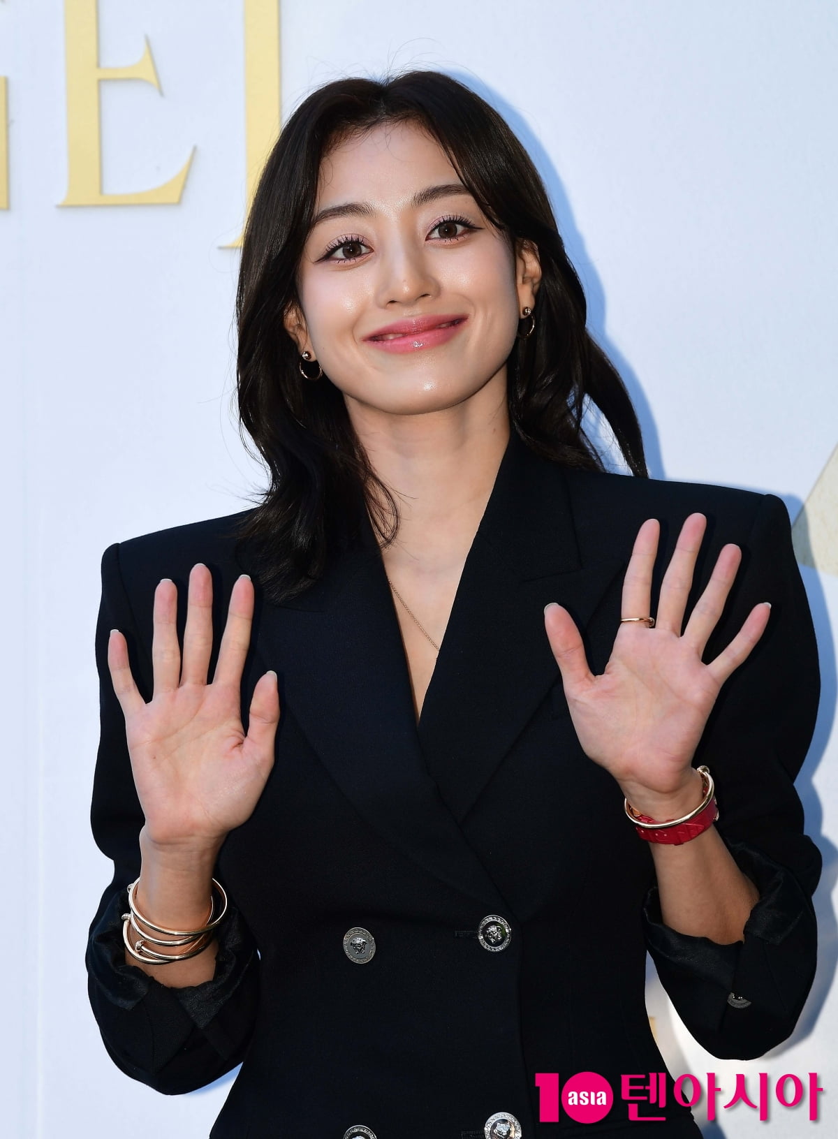 TWICE Jihyo, focuses attention with ultra-mini size... captivating eyes 