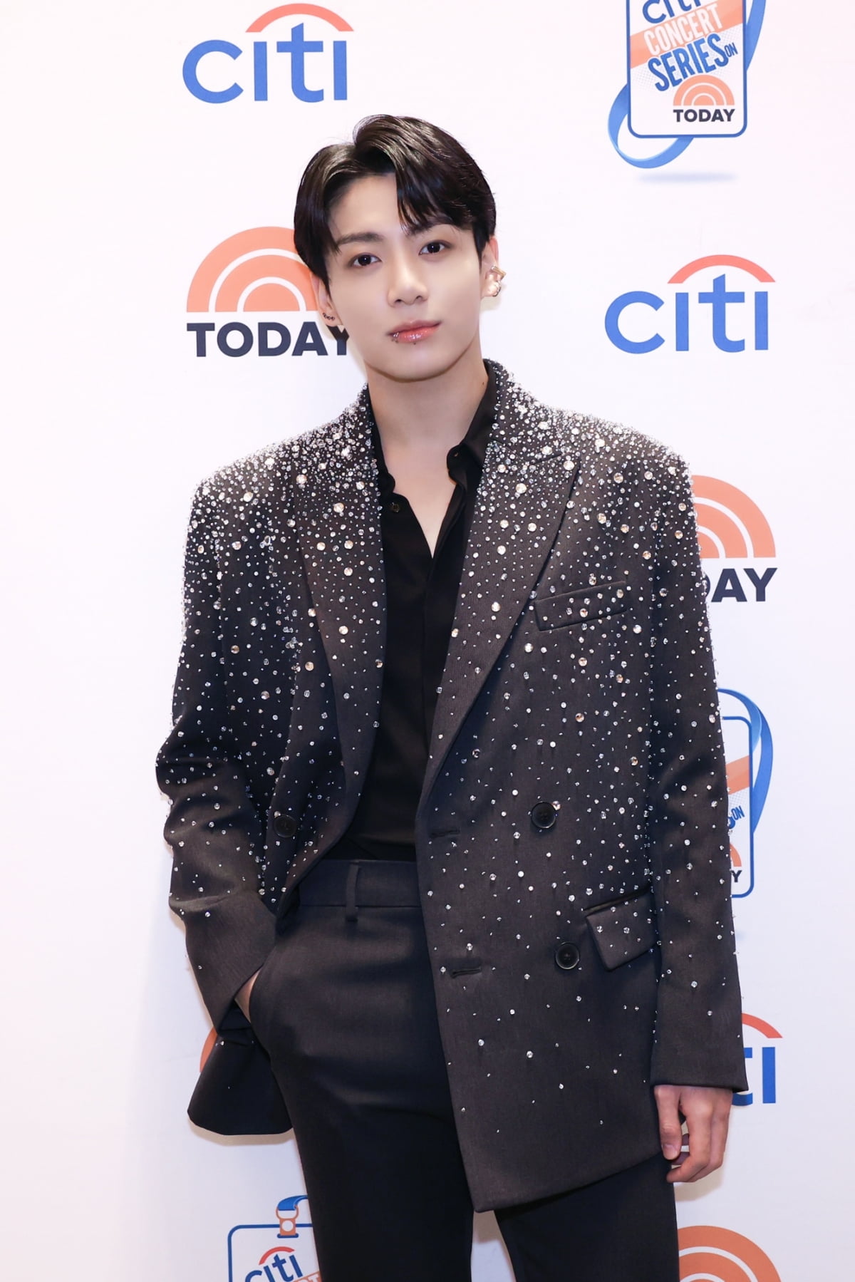 BTS Jungkook appears on NBC's 'Today Show'... Live band performance in the middle of New York
