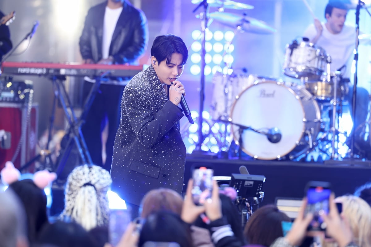 BTS Jungkook appears on NBC's 'Today Show'... Live band performance in the middle of New York