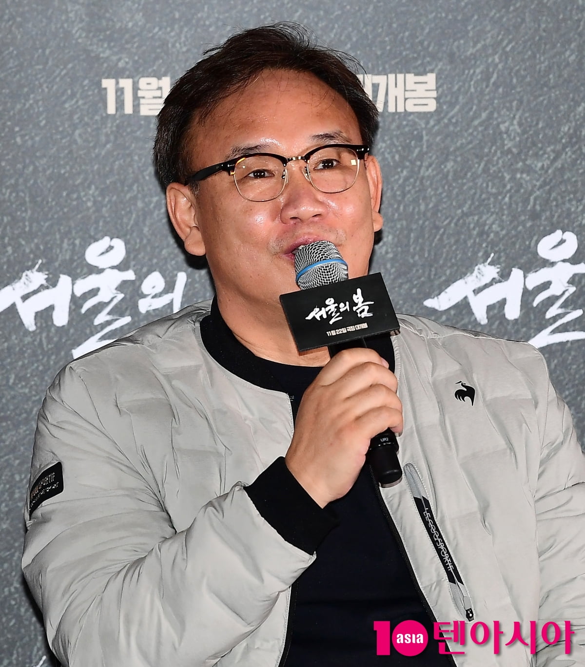 [TEN포토] 김성수 감독 "그때 시대를 돌아보고 생각해 주셨으면.."