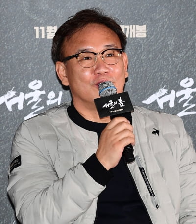 [TEN포토] 김성수 감독 "그때 시대를 돌아보고 생각해 주셨으면.."