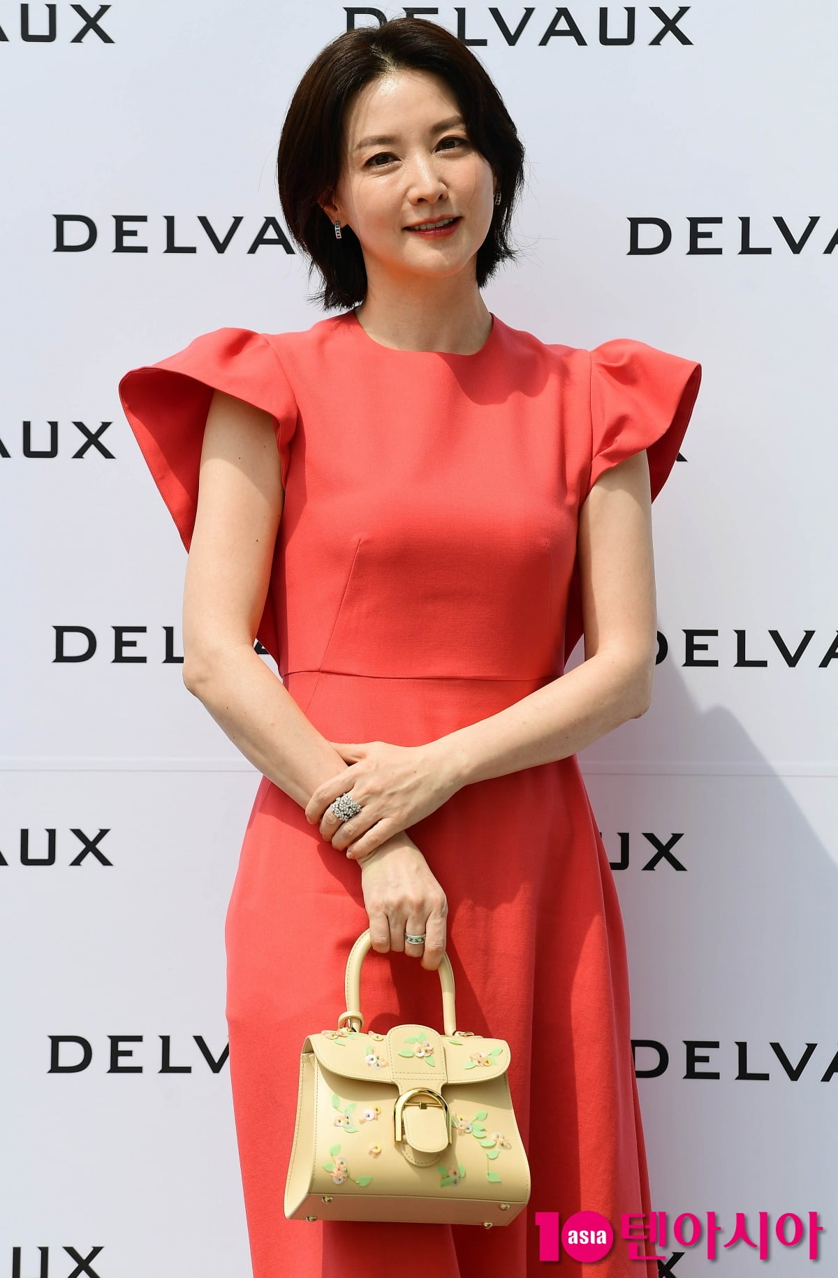 Who is the teacher who taught 'maestra' Lee Young-ae to conduct for a year?