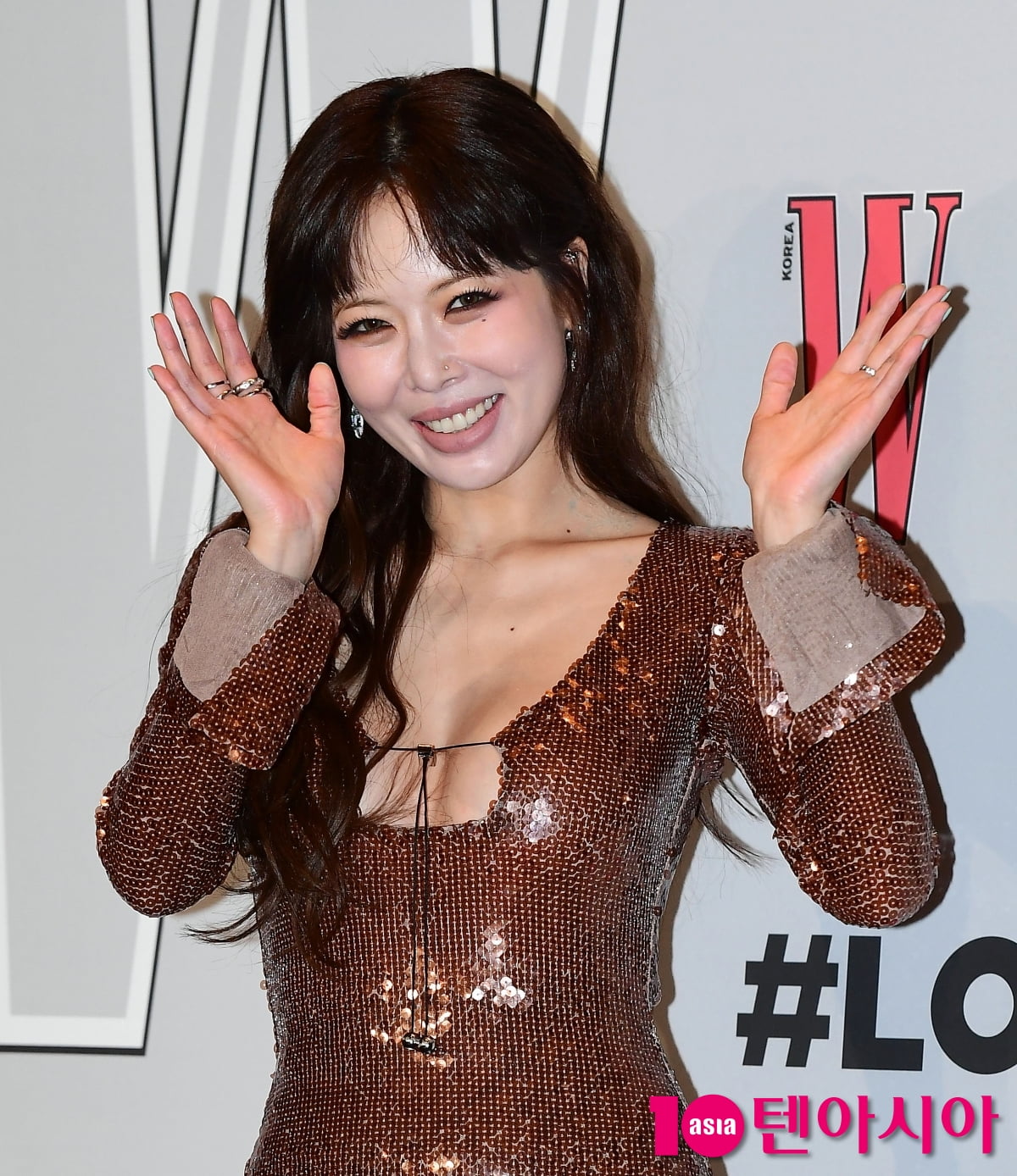 Hyuna, a tight-fitting dress that makes it difficult to breathe... sweeping all eyes 