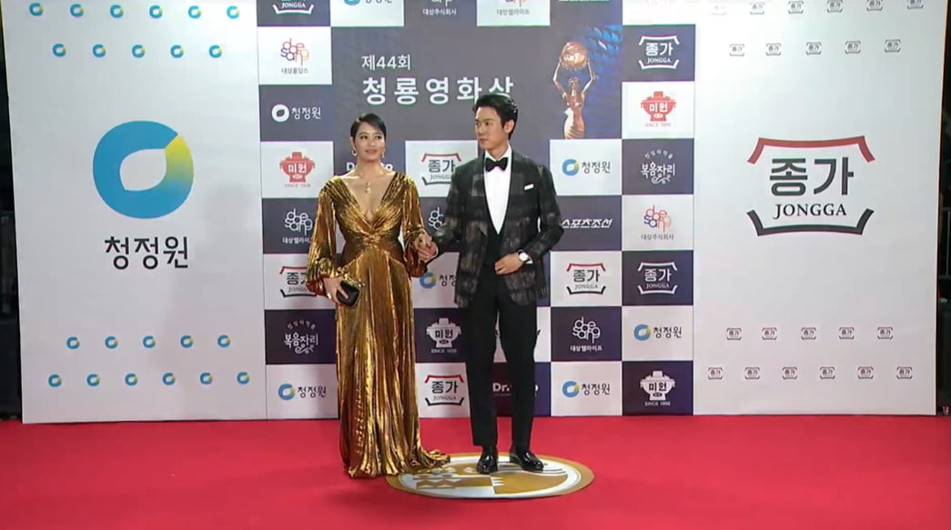 'Blue Dragon Society for 30 years' Kim Hye-soo, a brilliant golden goddess on the red carpet