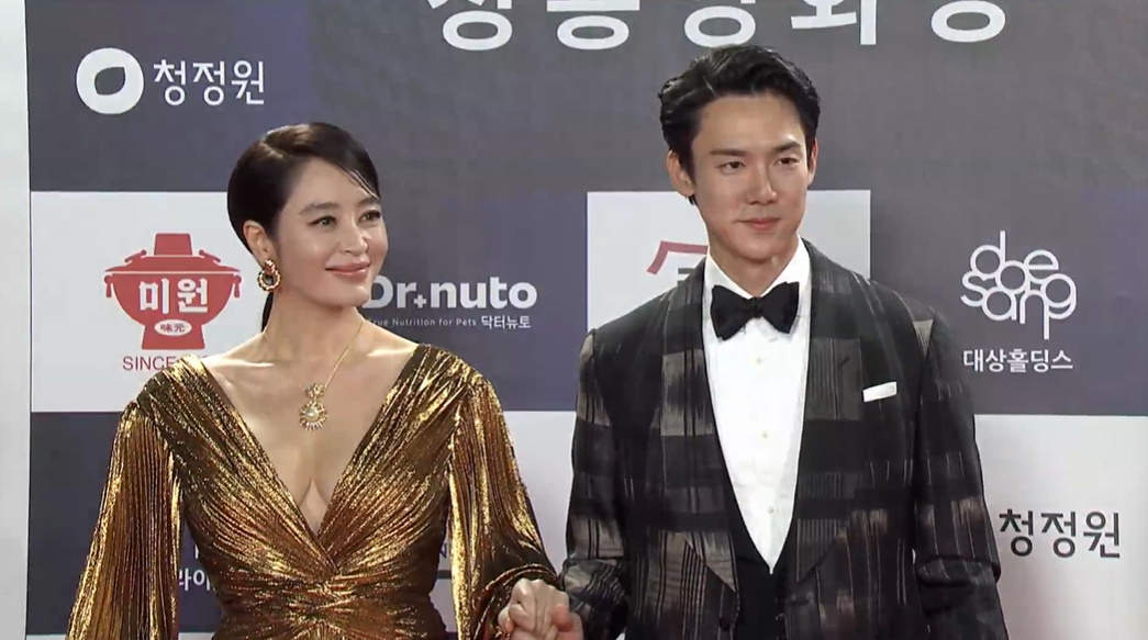 'Blue Dragon Society for 30 years' Kim Hye-soo, a brilliant golden goddess on the red carpet