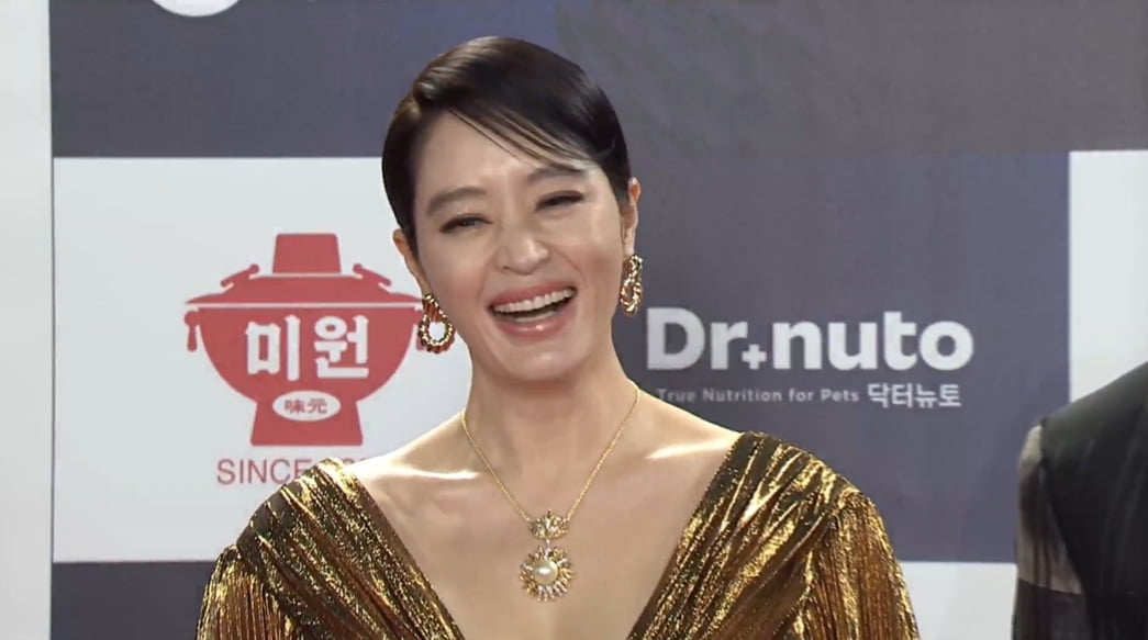 'Blue Dragon Society for 30 years' Kim Hye-soo, a brilliant golden goddess on the red carpet