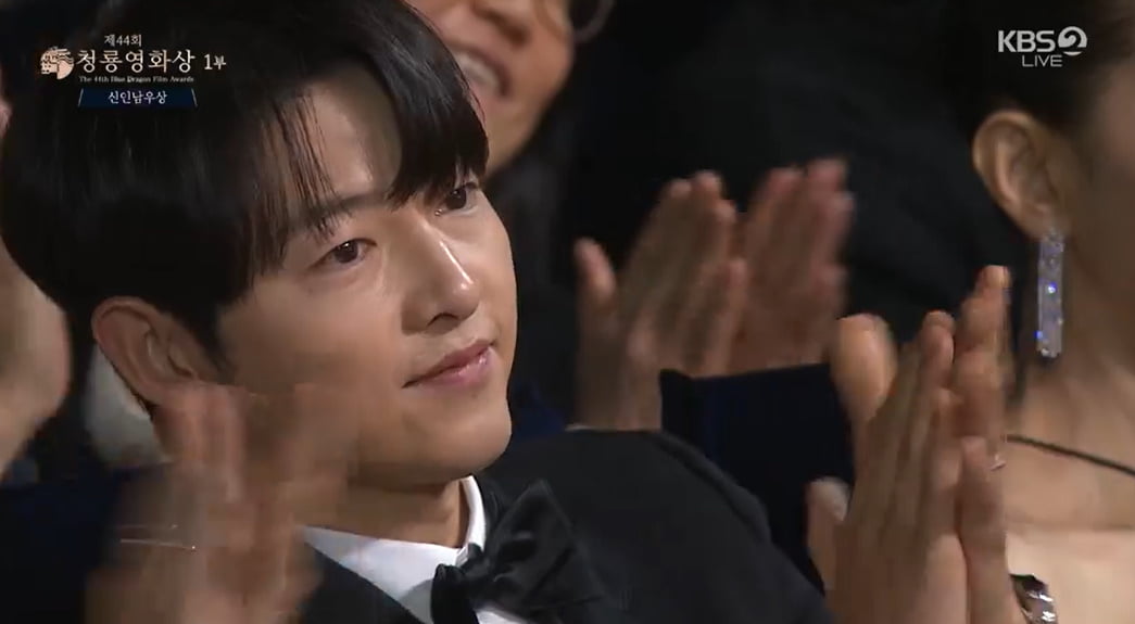 'Hwaran' Hong Sa-bin, Best New Actor Award "I will share the honor with senior Song Joong-ki" Song Joong-ki smiles and applauds