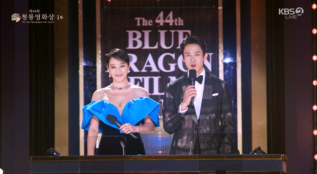 Elegant golden color → bright nude tone… Kim Hye-soo, how was the dress of the Blue Dragon Goddess?