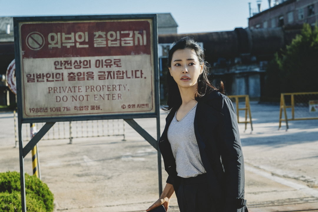 Actors Lee Ha-nui and Jin Seon-gyu from the movie 'Alienoid Part.2' show off high-level action scenes