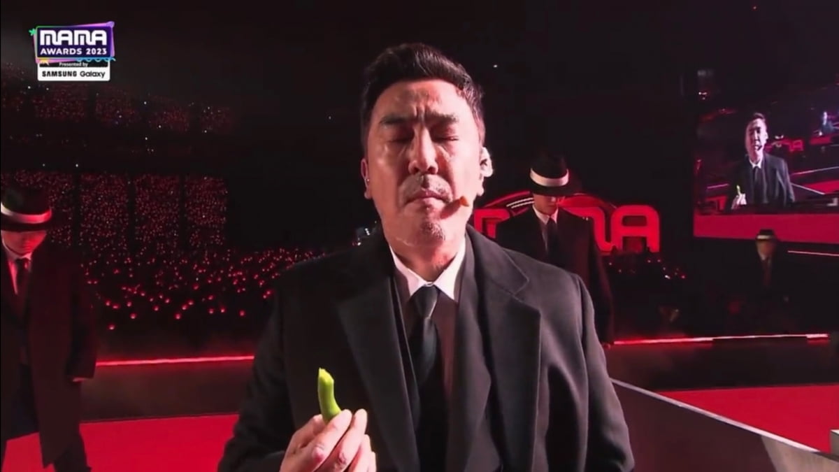 Ryu Seung-ryong showed off an unconventional chili pepper performance at the MAMA Awards held at Tokyo Dome in Japan.