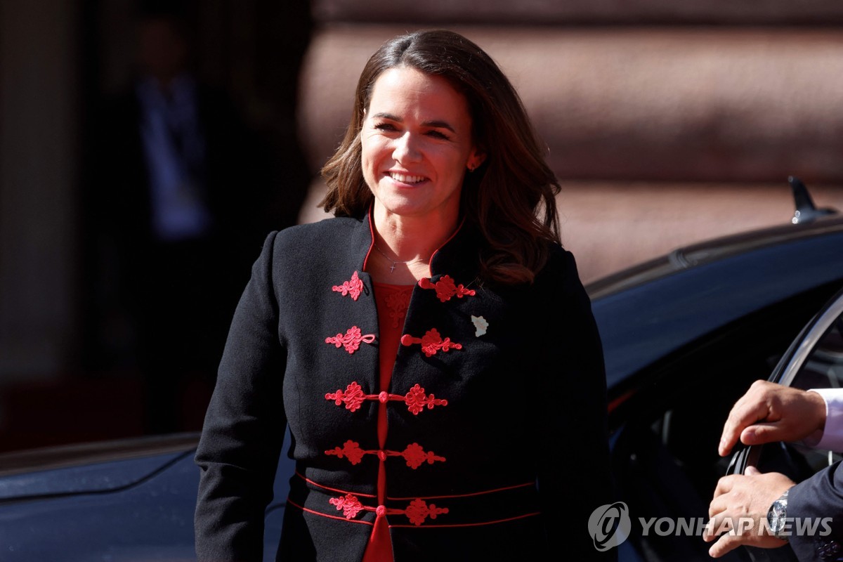 나토 간 헝가리 대통령 "스웨덴의 조속 가입 지지…총리도 동의"