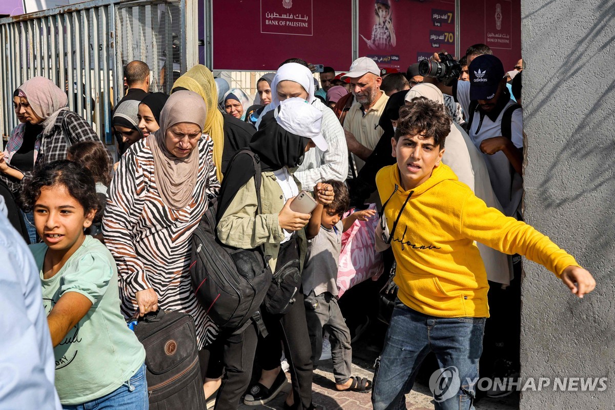가자지구 개전후 첫 피란민 이집트 속속 도착…외국인 361명