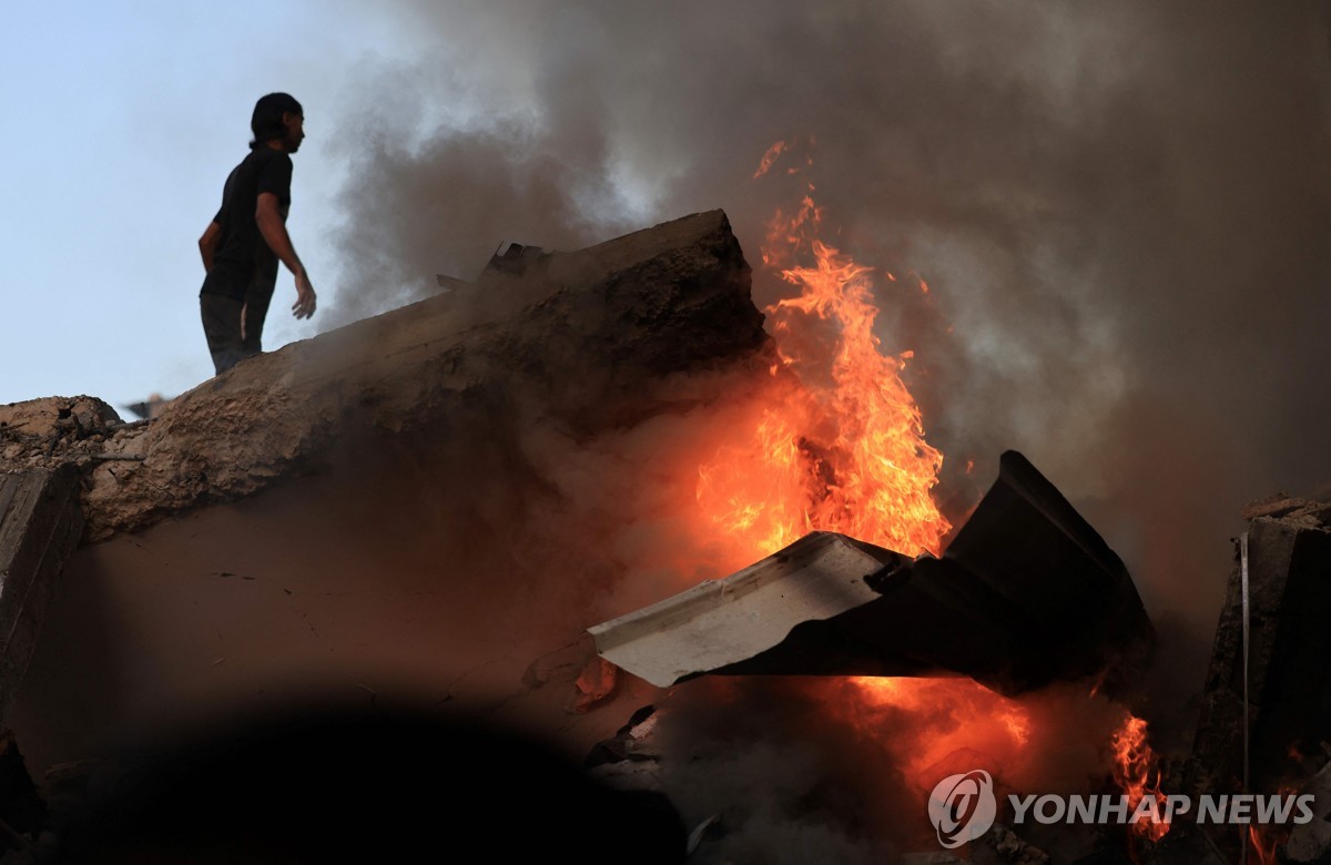 [이·팔 전쟁] "이스라엘, 난민 대피한 가자 학교에 공습…10여명 숨져"