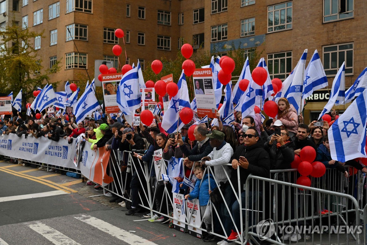 [월드&포토] 5만 명 달린 뉴욕마라톤…도로변엔 이스라엘 국기