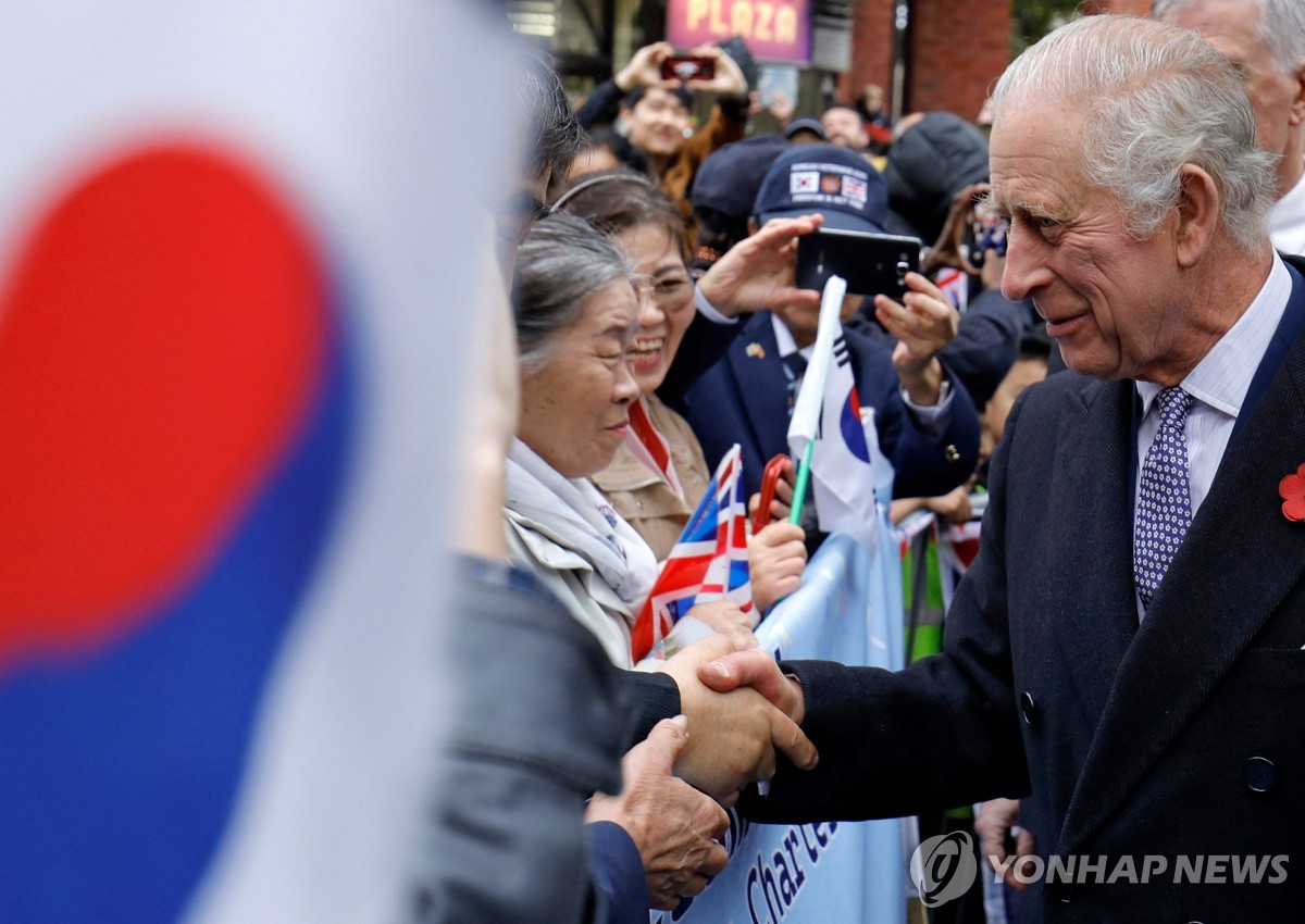 찰스 3세, 英 한인타운 첫 방문…尹대통령 만남 전 韓문화 예습
