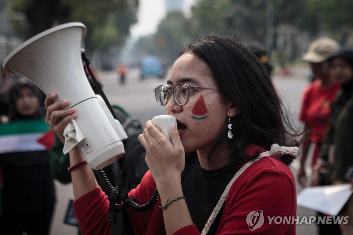 수박이 팔레스타인 연대 상징 된 이유…"자르면 깃발과 같은 색"