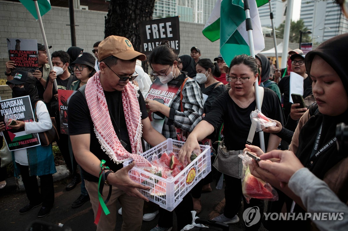 수박이 팔레스타인 연대 상징 된 이유…"자르면 깃발과 같은 색"