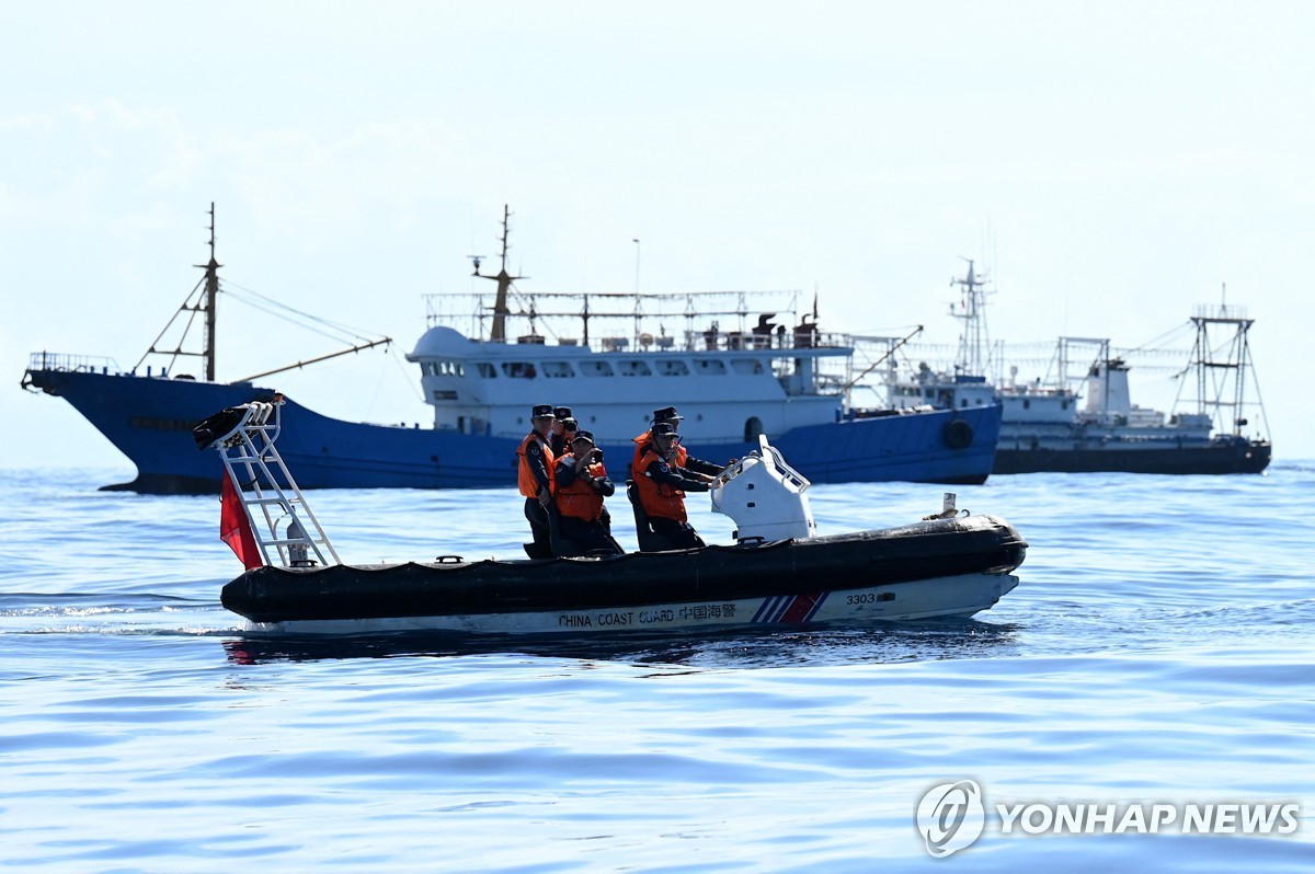 필리핀 "남중국해 암초기지 보급 사전통보 불가"…中요구 거부