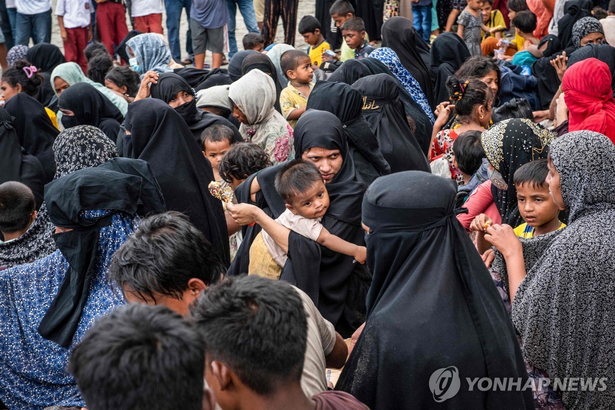 로힝야 난민 200명 표류 끝에 인니 상륙…"방글라 캠프서 승선"