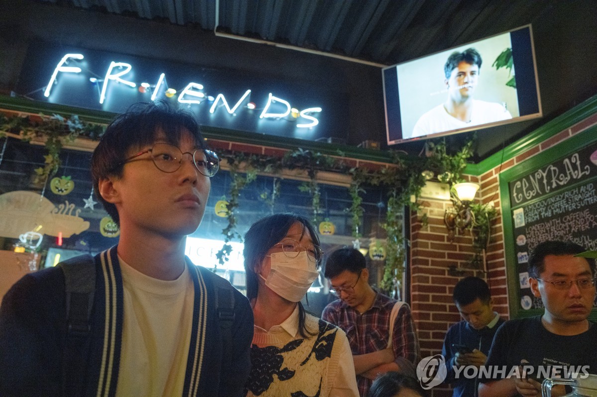 중국서도 '프렌즈' 매슈 페리 추모 열기…"친구가 떠났다"