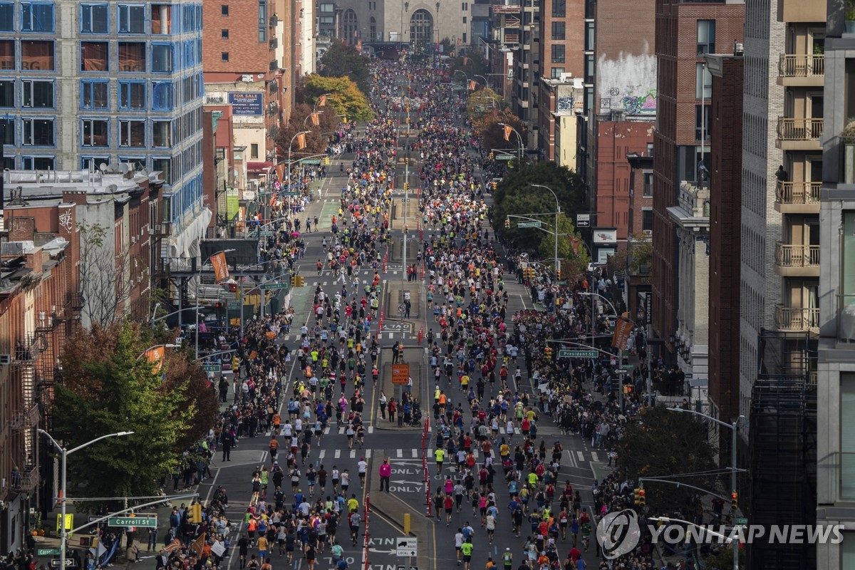 [월드&포토] 5만 명 달린 뉴욕마라톤…도로변엔 이스라엘 국기