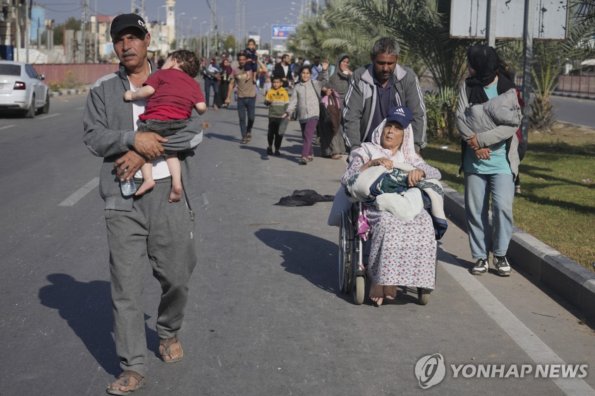 당나귀 수레 끌고 탱크 지나…가자 북부 전투지역 공포의 피란길