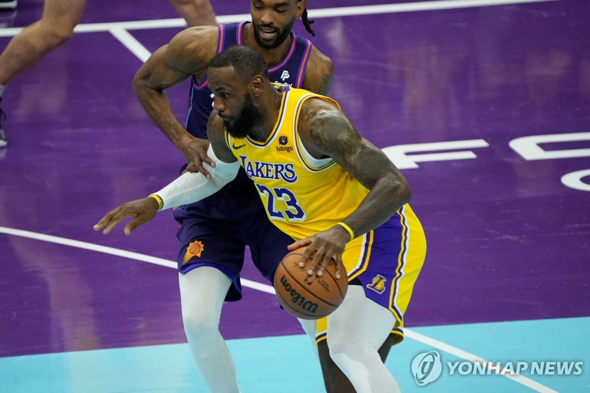 나이 잊은 제임스 32점…NBA 레이커스, 연패 탈출 견인(종합)