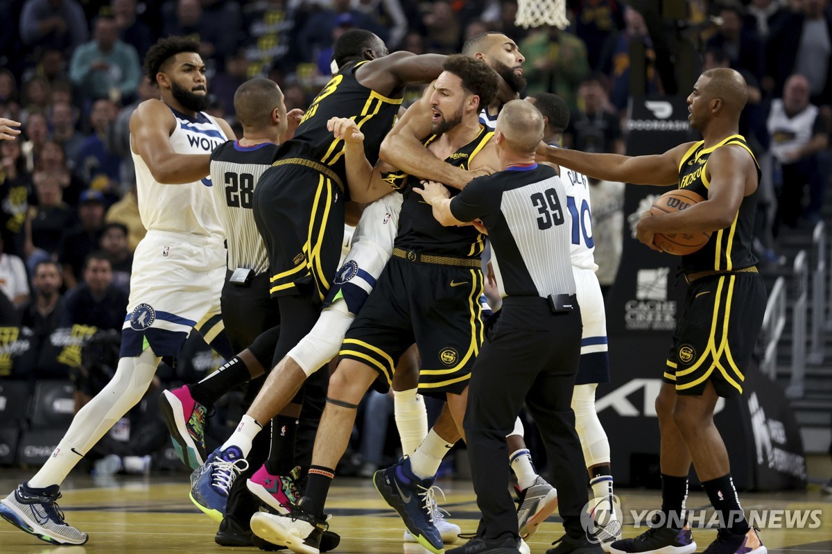 NBA 경기 도중 난투극…골든스테이트 그린·톰프슨 등 퇴장