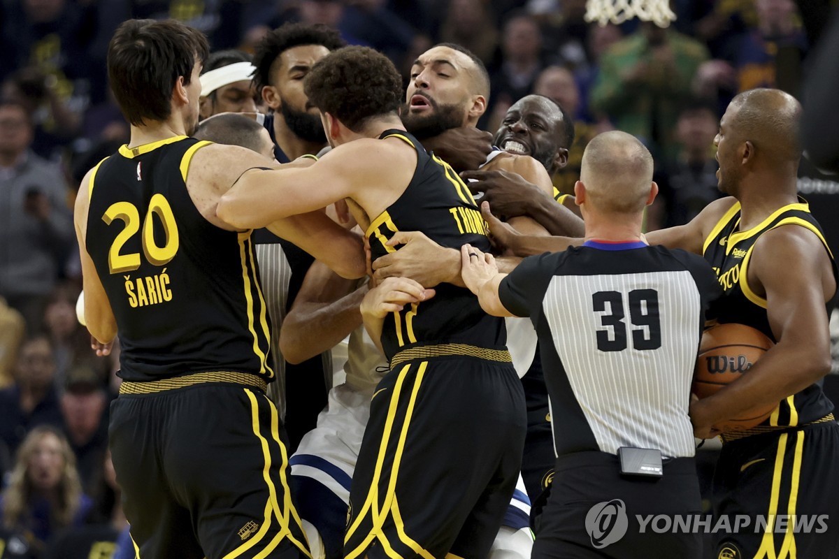 NBA 경기 도중 난투극…골든스테이트 그린·톰프슨 등 퇴장