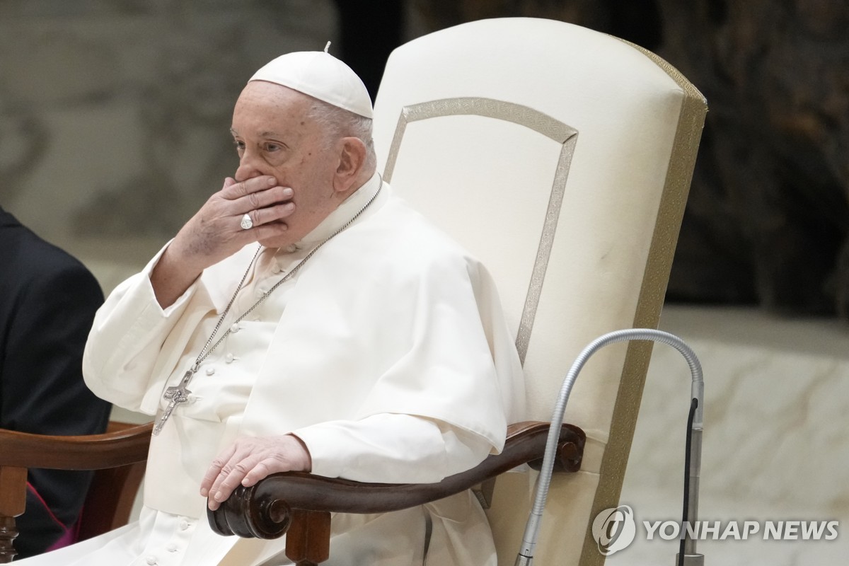 교황, 와병 중 공개석상 첫 모습…"여전히 몸 안좋아"