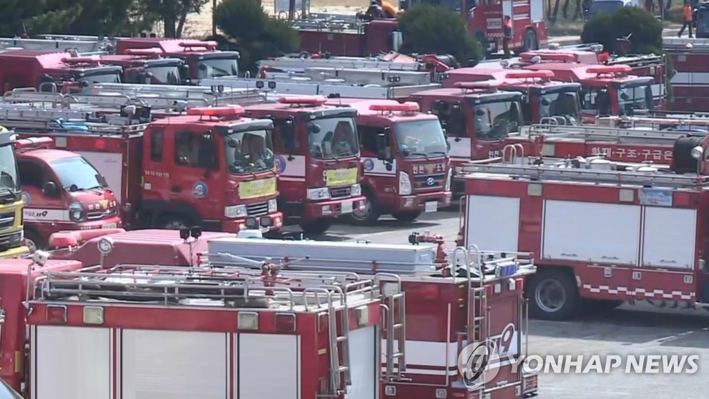 인천 옥련동 중고차 매매단지서 불…차량 17대 타