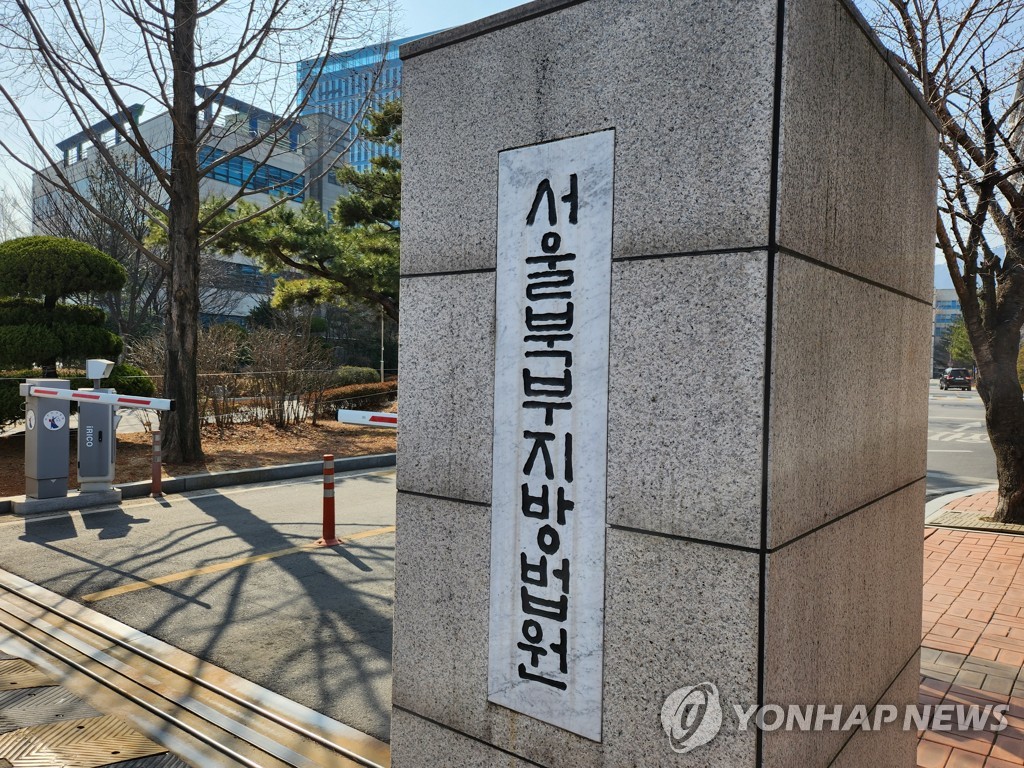 고등학생에 입던 속옷 보낸 변호사…항소심서 형 늘어