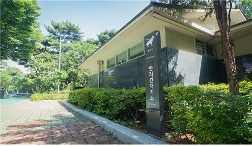 공원 화장실 앞 '반려견 대기소' 설치 제안에 군포시 "불가"