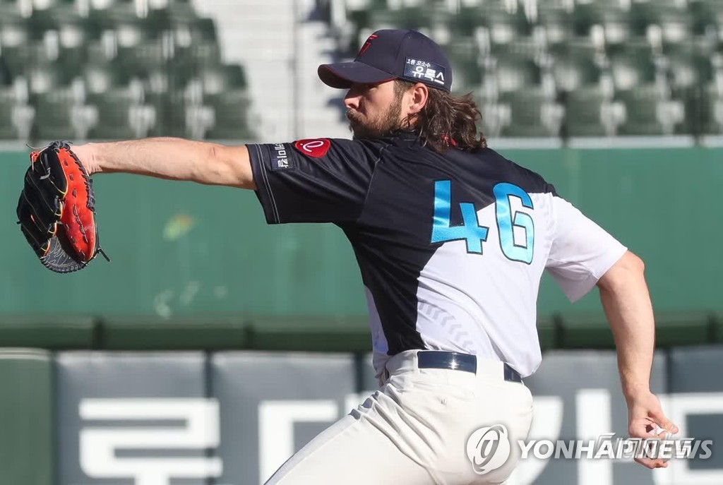 롯데, 투수 윌커슨과 95만 달러에 재계약…반즈와는 협상 중(종합)