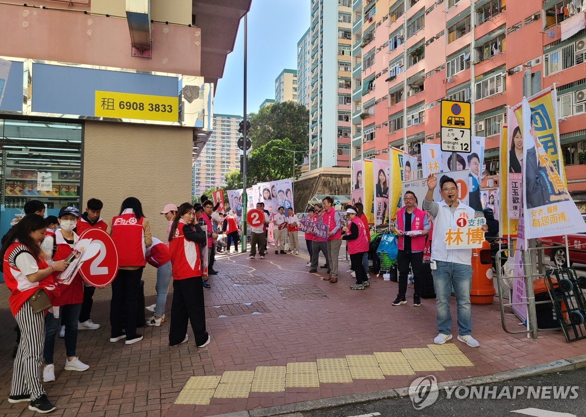 홍콩 구의원선거 최저 투표율 전망 속 당국 순찰·감시 강화