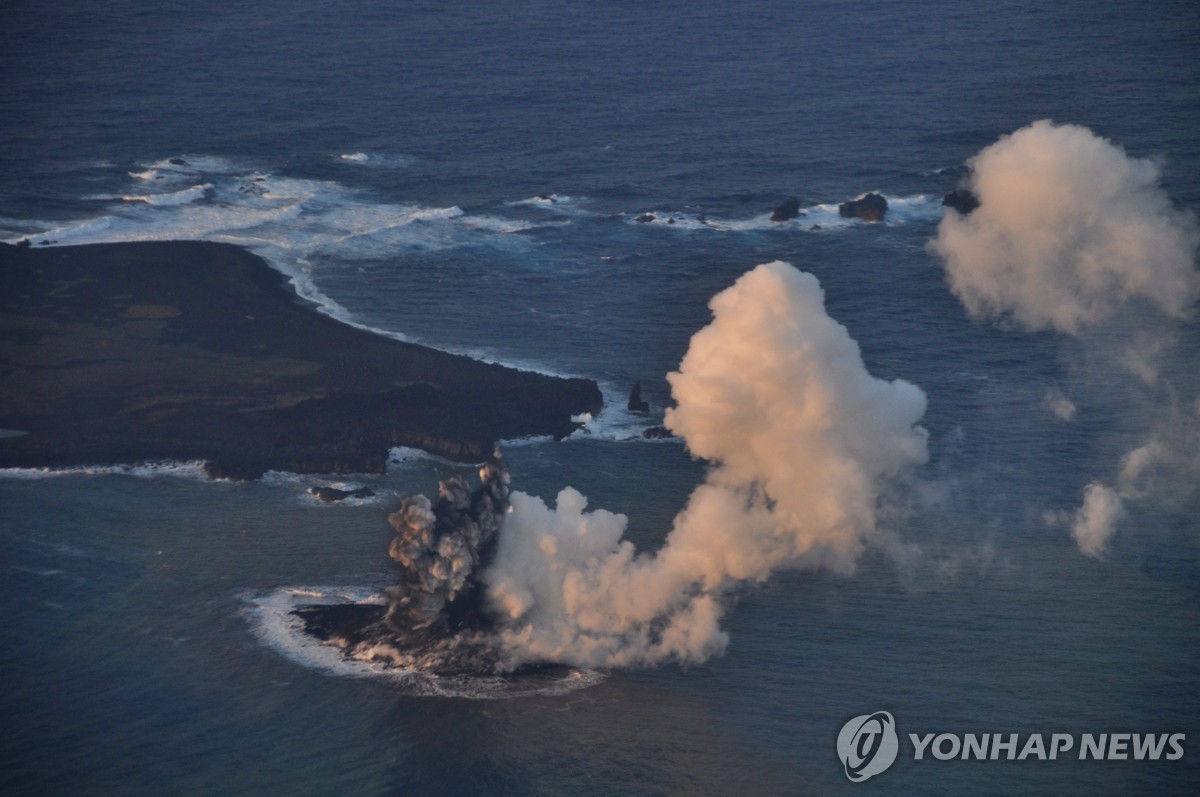 10년전 인근서 화산 폭발한 일본 섬, 14배로 커져…"분화 지속"