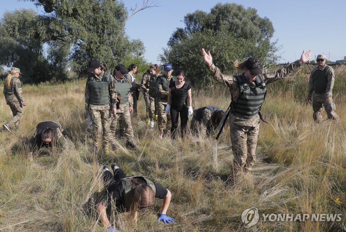 60세 여성도 입대…'병력부족' 우크라, 여성 전차병도 가능