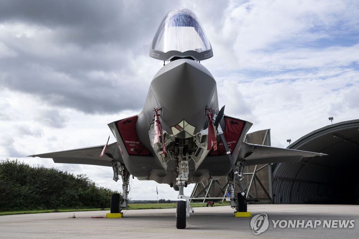 네덜란드 "우크라 훈련용 F-16 5대, 루마니아 훈련센터 곧 도착"