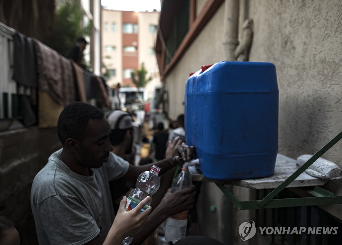 [이·팔 전쟁] "160명이 한 화장실…폐수 버린 바닷물로 씻어"