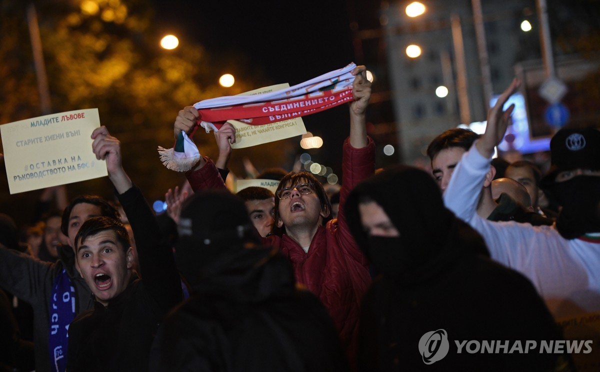 불가리아 '월드컵 4강 영웅' 축구협회장, 성적 부진 시위에 사퇴