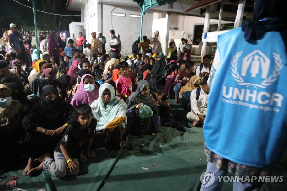 인니, 밀려드는 로힝야 '보트 난민'에 당혹…한주새 900명 도착